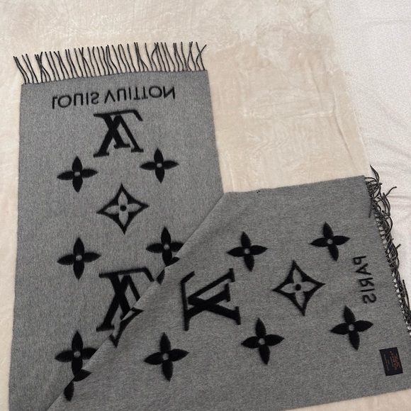 Louis Vuitton Reykjavik Scarf - Picture 7 of 9